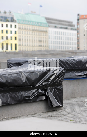Feuilles en plastique noir de la protection des pierres endommagées Monument aux Juifs assassinés d'Europe, Berlin, Germany, Europe Banque D'Images