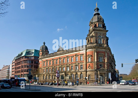 Bâtiment historique d'un ancien bureau de poste et de l'administration centrale, Oberpostdirektion, dans la ville de Hambourg, Allemagne, Europe Banque D'Images