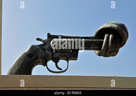 Nœud autour du canon d'une arme, la sculpture par l'artiste Carl Fredrik dans Reuterswaerd avant du siège DES NATIONS UNIES, New York C Banque D'Images