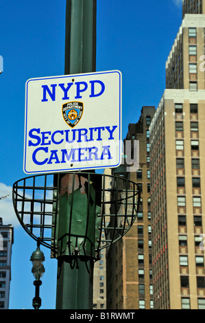 Signer pour une caméra de sécurité de la Police de la ville de New York, New York, Manhattan, New York City, USA Banque D'Images
