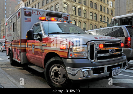 L'Ambulance de New York City Fire Department ou service d'incendie de la ville de New York, FDNY fire brigade, professionnel, homme Banque D'Images