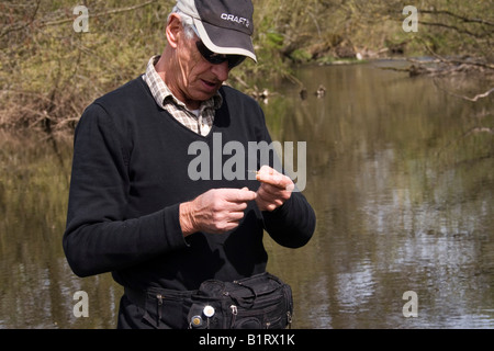 L'homme préparer les appâts, les mouches, la pêche à la mouche, région de Vulkaneifel, Rhénanie-Palatinat, Allemagne, Europe Banque D'Images