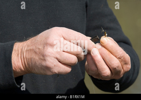 L'homme préparer les appâts, les mouches, la pêche à la mouche, région de Vulkaneifel, Rhénanie-Palatinat, Allemagne, Europe Banque D'Images