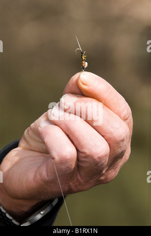 L'homme préparer les appâts, les mouches, la pêche à la mouche, région de Vulkaneifel, Rhénanie-Palatinat, Allemagne, Europe Banque D'Images