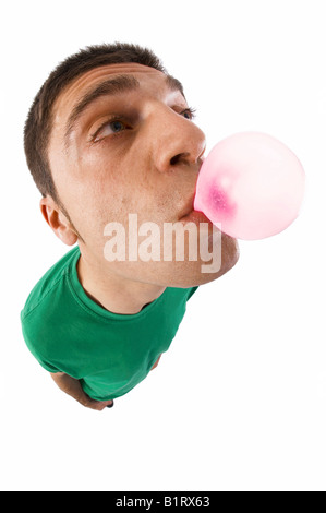 Man blowing bubble gum, objectif fish-eye Banque D'Images