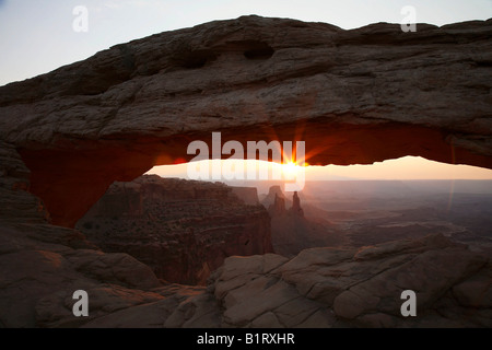 Sunrise over Landscape Arch, Canyonlands National Park, Utah, USA Banque D'Images