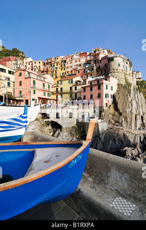 Village de Manarola avec un bateau de pêche dans l'avant-plan, la Ligurie, les Cinque Terre, Italie, Europe Banque D'Images