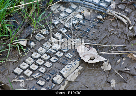 Clavier de l'ordinateur couvert de boue Banque D'Images