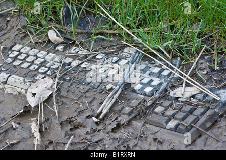 Clavier de l'ordinateur couvert de boue Banque D'Images