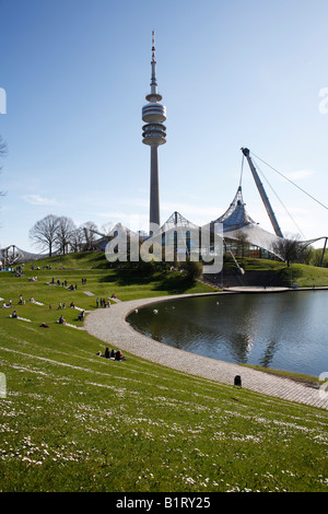 TV Tower et Olypiahalle dans Olympia Park, Munich, Bavaria, Germany, Europe Banque D'Images