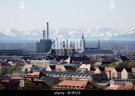 Alp mountain range, St. Benno à Neuhausen et Saint Paul vu de Olympiaberg dans le Parc olympique Banque D'Images