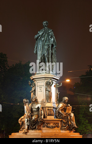 Le roi Maximilian II. Monument, la Maximilianstrasse, Munich, Bavaria, Germany, Europe Banque D'Images