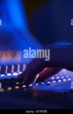 Les mains d'un ingénieur du son réglage de la réglementation d'un boîtier de mixage professionnelle Banque D'Images