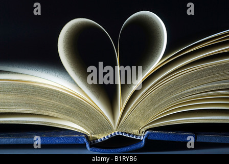 Livre ouvert, deux pages pliée en forme de cœur Banque D'Images