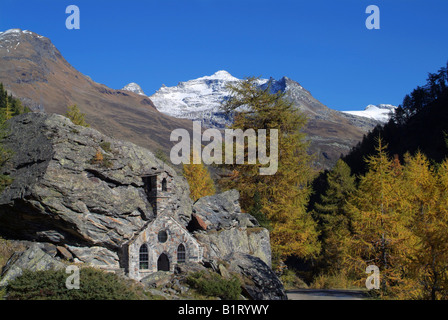 Chapelle près de Innergschloess Rock en face de Mt. Riegelturm et Mt. Daber Koegele, Parc National du Hohe Tauern, Tyrol, Autriche, de l'Union européenne Banque D'Images