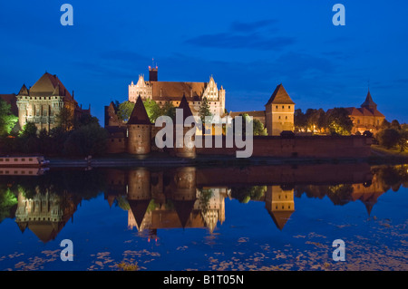 Photo de nuit, centre du pouvoir, l'Ordre Teutonique de Malbork, ou château de Marienberg, bâtiment en brique, la Pologne, l'Europe Banque D'Images