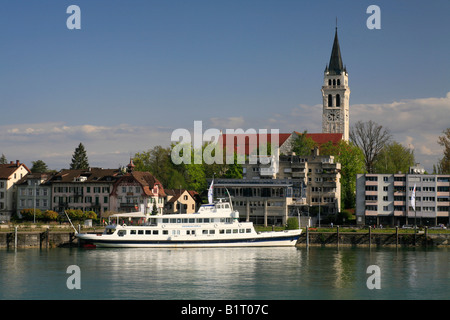 Port et église catholique, Romanshorn, sur le lac de Constance, Thurgovie, Suisse, Europe Banque D'Images