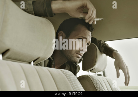 31-year-old man habillé comme James Dean, dans une voiture Banque D'Images