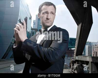 31-year-old man déguisé en James Bond dans le port de Düsseldorf, Rhénanie du Nord-Westphalie, Allemagne, Europe Banque D'Images