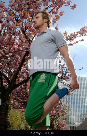 33 ans man jogging dans la ville au printemps Banque D'Images