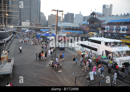 South Street Seaport à Manhattan a été historiquement un centre commercial animé. Banque D'Images