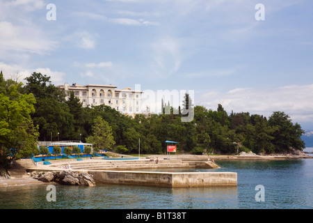 Lovran Istrie Croatie Europe Hotel et plage en béton sur la côte du golfe de Kvarner rocheux dans la mer Adriatique Banque D'Images