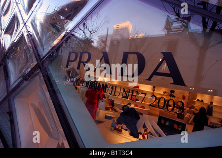 L'extérieur du magasin Prada à Tokyo au Japon Banque D'Images