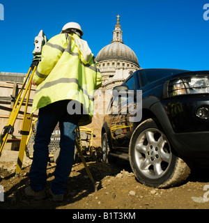 Réaménagement de la construction à Londres. Le modèle ne libération requise, comme vue de l'arrière et des cultures rend l'homme méconnaissable Banque D'Images