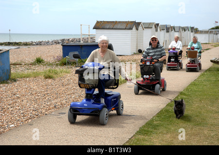 Les retraités sur leur mobilité buggies le long du front de mer à Goring près de Worthing UK Banque D'Images