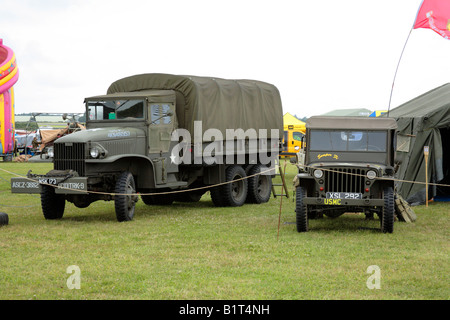 WWII GMC CCKW 353 6x6 Cargo truck et jeep Banque D'Images