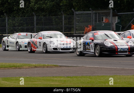 Porsche 996 et 997 avec Ferrari 360 GT de quitter Old Hall Corner en GT Cup at Oulton Park Motor Racing Circuit Angleterre Cheshire Banque D'Images