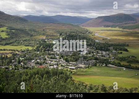 Village de Braemar, l'Écosse. Le village de Braemar avec le Parc National de Cairngorms et la rivière Dee en arrière-plan. Banque D'Images