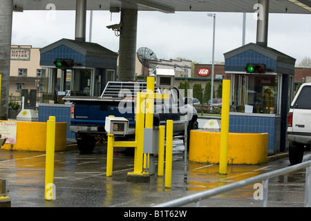 Questions et d'agents des services frontaliers ou inspecte un entrant dans le port d'entrée américain. Banque D'Images