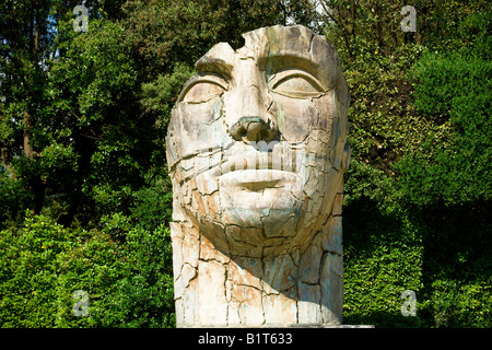 La sculpture moderne dans les jardins Boboli à Florence Banque D'Images