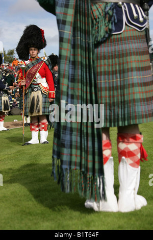 Village de Braemar, l'Écosse. Femme Pipe Major menant son groupe dans le pipe band à la concurrence Braemar Jeux. Banque D'Images