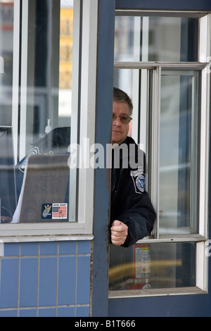 Questions et d'agents des services frontaliers ou inspecte un entrant dans le port d'entrée américain Washington de Sumas. Banque D'Images