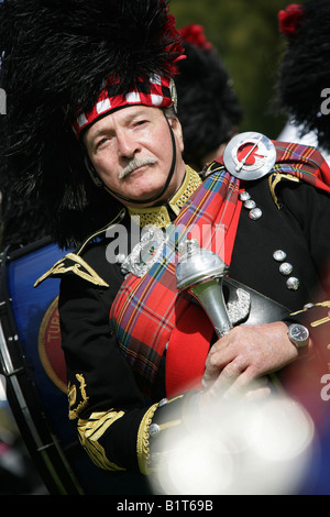 Village de Braemar, l'Écosse. Femme Pipe Major concurrence sur le pipe band à la concurrence Braemar Jeux. Banque D'Images