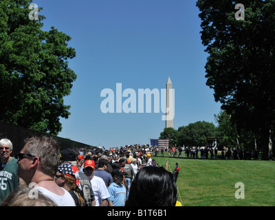 Une vue sur le Washington Monument depuis le Vietnam Memorial au cours de Rolling Thunder 2008. Banque D'Images