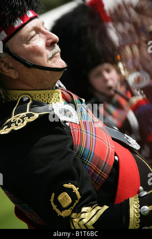 Village de Braemar, l'Écosse. Femme Pipe Major concurrence sur le pipe band à la concurrence Braemar Jeux. Banque D'Images