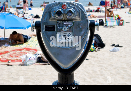 Coin op à la plage binoculaire Banque D'Images