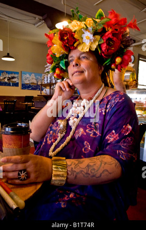 Le port d'un chapeau fleuri flamboyant d'une femme aveugle tatoué a café dans un café de San Francisco Banque D'Images