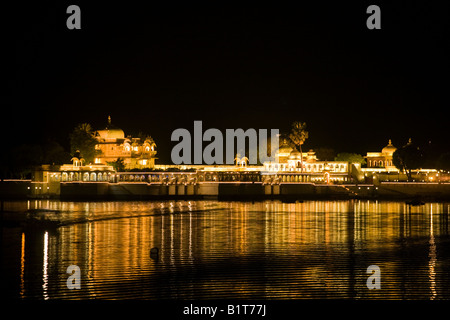 Photo de nuit de le palais sur l'île Jagmandir sur le lac Pichola construit en 1620 AD par Maharaja Karan Singh UDAIPUR RAJASTHAN INDE Banque D'Images