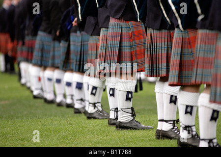 Une rangée d'hommes portant le kilt. Banque D'Images