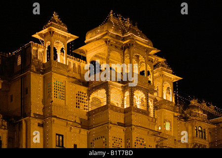 Vue de nuit du palais de la ville d'Udaipur qui a été construit par le Maharaja Udai Singh ll en 1600 le Rajasthan en Inde Banque D'Images