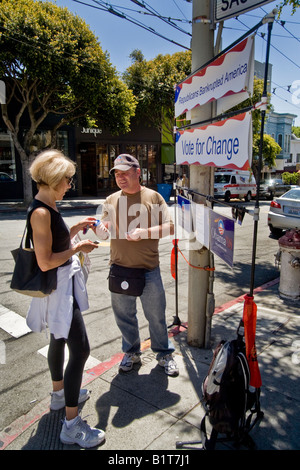 Une campagne présidentielle de Barak Obama bénévoles mans travailleur un signe sur Fillmore Street à San Francisco Banque D'Images