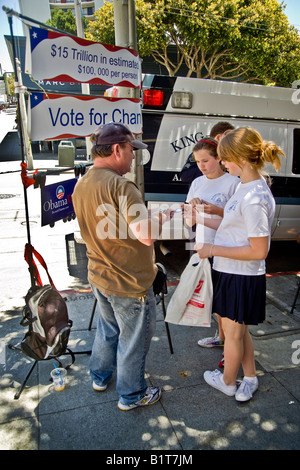 Une campagne présidentielle de Barak Obama bénévoles mans travailleur un signe sur Fillmore Street à San Francisco Banque D'Images