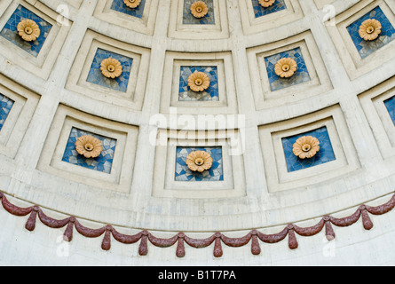 COLUMBUS, Ohio, États-Unis — le plafond de l'atrium en forme de dôme à l'entrée principale de l'Ohio Stadium, domicile de l'équipe de football de l'université d'État de l'Ohio, présente un design architectural moderne dans le site sportif historique. Cet espace vitré accueille les visiteurs dans « The Horseshoe », l'un des stades de football universitaire les plus emblématiques, mêlant esthétique contemporaine et atmosphère riche en tradition du football Buckeye. Banque D'Images