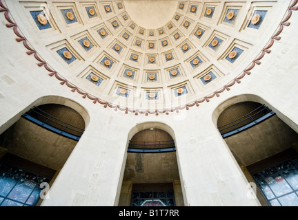 COLUMBUS, Ohio, États-Unis — le plafond de l'atrium en forme de dôme à l'entrée principale de l'Ohio Stadium, domicile de l'équipe de football de l'université d'État de l'Ohio, présente un design architectural moderne dans le site sportif historique. Cet espace vitré accueille les visiteurs dans « The Horseshoe », l'un des stades de football universitaire les plus emblématiques, mêlant esthétique contemporaine et atmosphère riche en tradition du football Buckeye. Banque D'Images