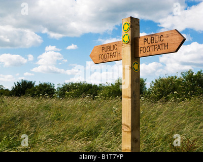 Sentier en bois poteau de signalisation indiquant des sentiers publics en Angleterre, Royaume-Uni Banque D'Images