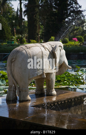 Un éléphant en marbre orne une mare dans le JARDIN DES BONNES DE L'HONNEUR ou Saheliyon Ki Bari UDAIPUR RAJASTHAN INDE Banque D'Images